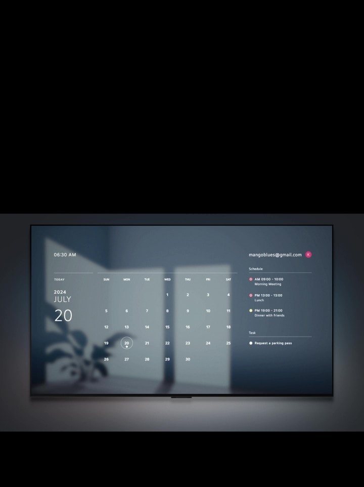 Un televisor LG TV muestra en pantalla la imagen de un amanecer con la hora, la fecha, el tiempo y la temperatura junto al texto “Buenos días”. Una burbuja de texto con el mensaje “Hola LG” que aparece y desaparece, seguida de una burbuja de texto con el mensaje “Mostrar el horario de la semana”. La pantalla se desvanece para mostrar el calendario y el plan diario de Google.