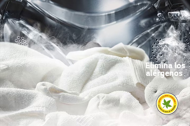 Se muestra una bata blanca suave y un animal de peluche con vapor en el tambor de la lavadora.