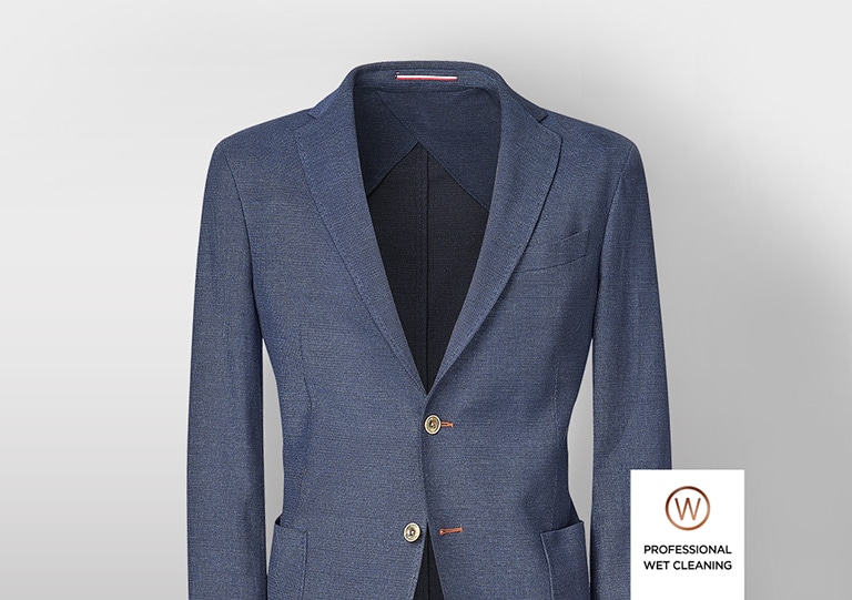 La chaqueta está colacada en el lado izquierdo de la imagen con un fondo blanco.