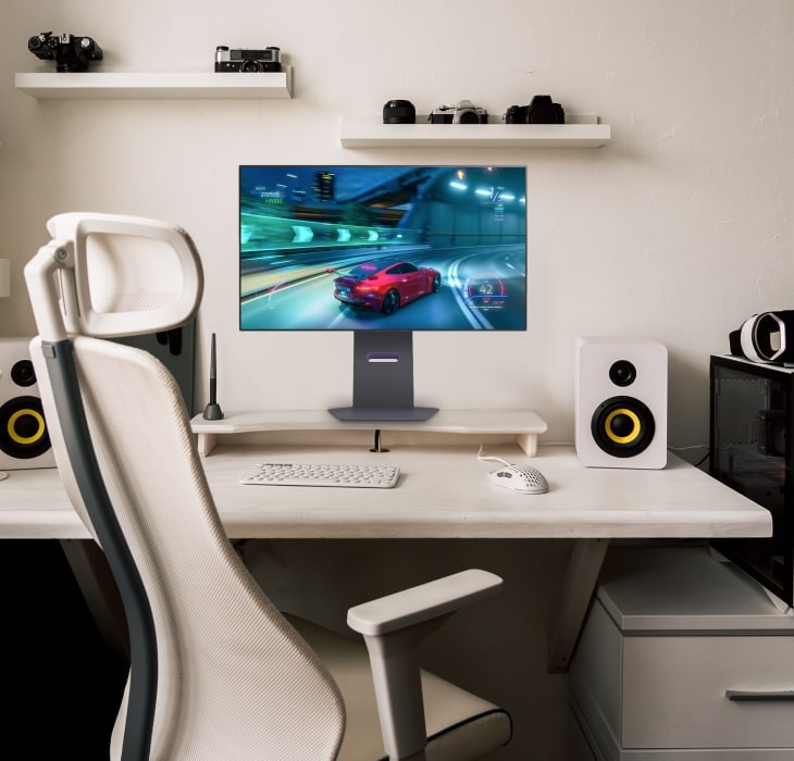 El monitor de gaming LG UltraGear está sobre un escritorio de gaming limpio, mostrando un juego de carreras.