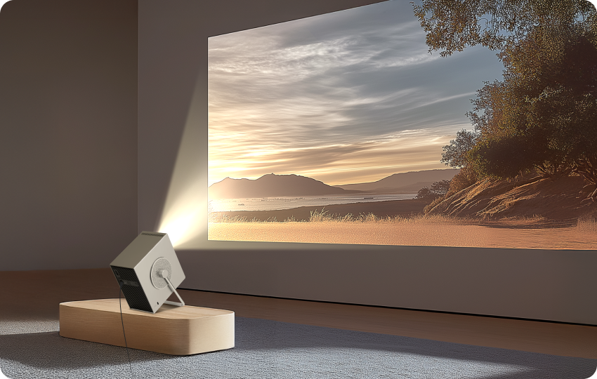 El proyector LG CineBeam Q proyectando una vista de atardecer en una pared en una sala de estar acogedora.