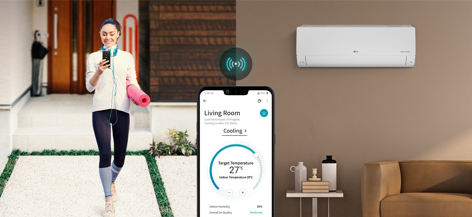 Tres iconos en la parte superior indican que hay tres imágenes en un carrusel. El segundo icono, «Mando a distancia», en rojo. La mujer lleva ropa deportiva y acciona el aire acondicionado desde su teléfono mientras entra en la casa.