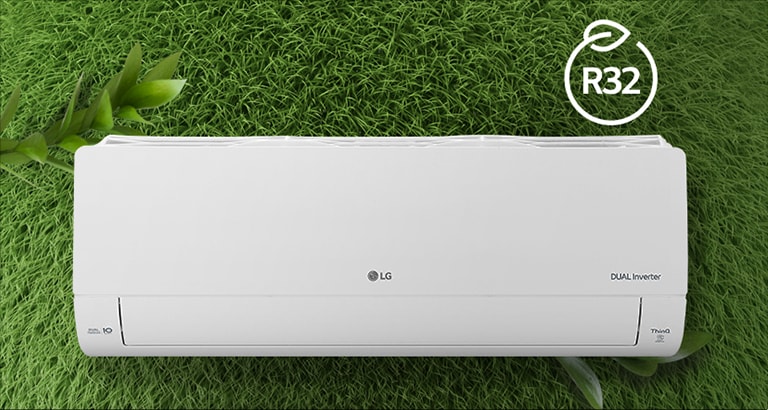 El aire acondicionado LG está instalado sobre una pared de césped. El logotipo R32 de eficiencia energética está en la esquina superior derecha.