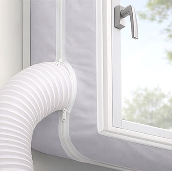 Tubo de evacuación del aire acondicionado portátil LG conectado a una ventana mediante el kit de instalación fácil de tela.