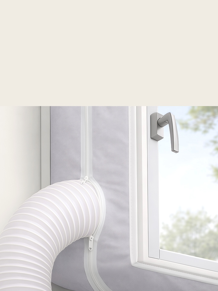 Imagen de un aire acondicionado portátil LG con el tubo de evacuación instalado en una ventana mediante un kit de sellado de tela con cremallera.