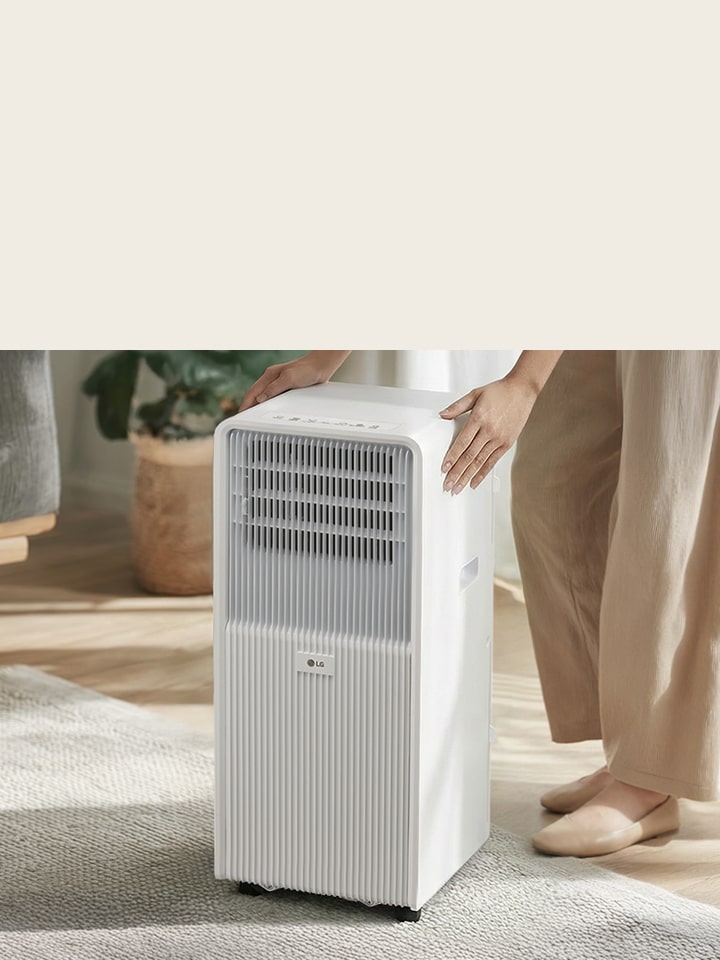 Movimiento sencillo de un aire acondicionado portátil LG con ruedas.