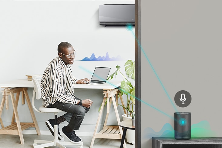 Hombre en su despacho con aire acondicionado LG conectado a un altavoz AI para control por voz.