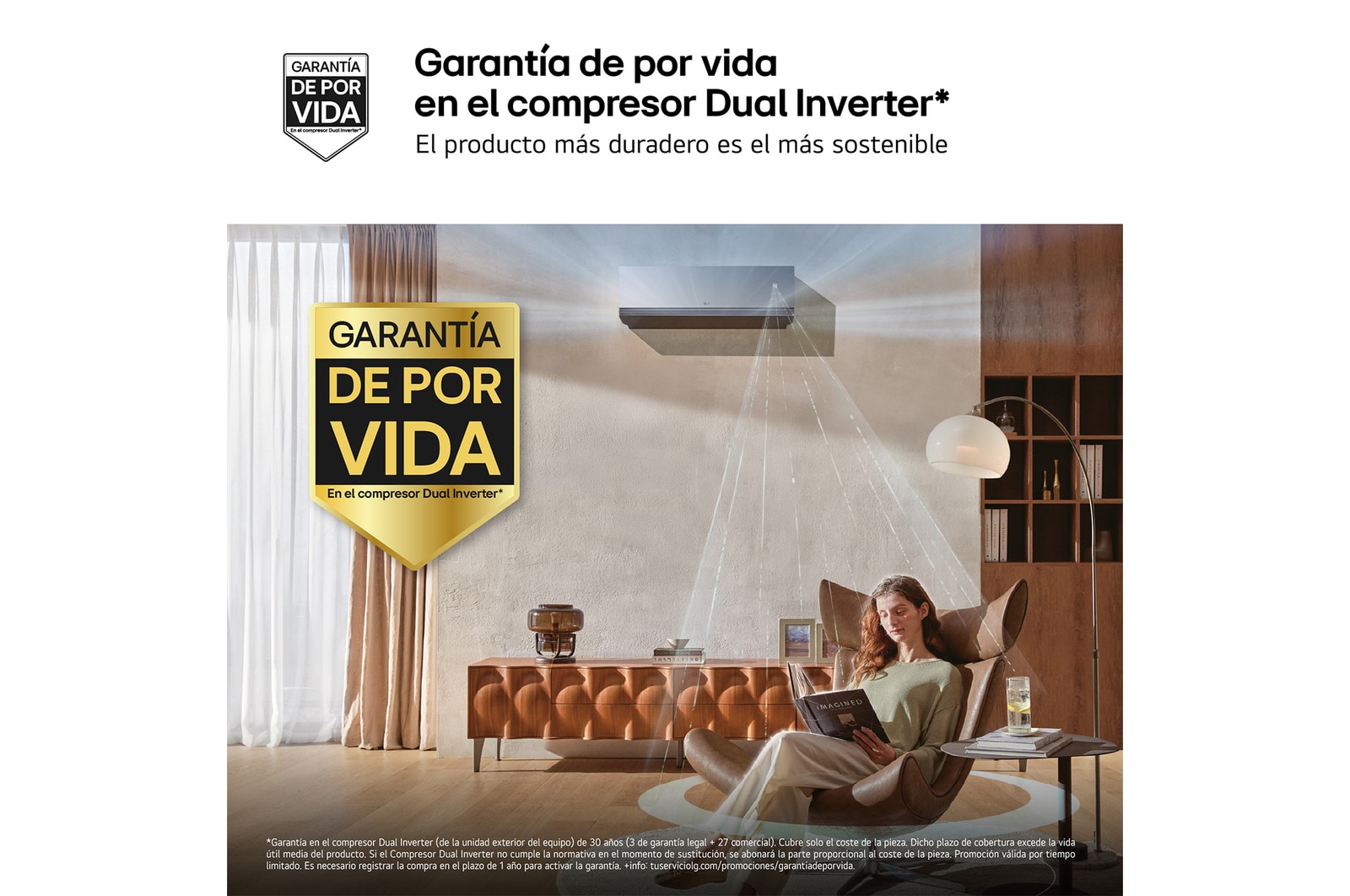 Il condizionatore d’aria DUAL Vane LG mostrato in un salotto. L’aria fredda si sposta in alto verso sinistra, quella calda in basso verso destra. Il testo di accompagnamento recita: “DUAL Vane diffonde il flusso d’aria verso l’alto o verso il basso, più lontano e più velocemente, per un comfort ideale in ogni stagione”.