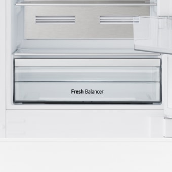 Primer plano del cajón de verduras frescas.