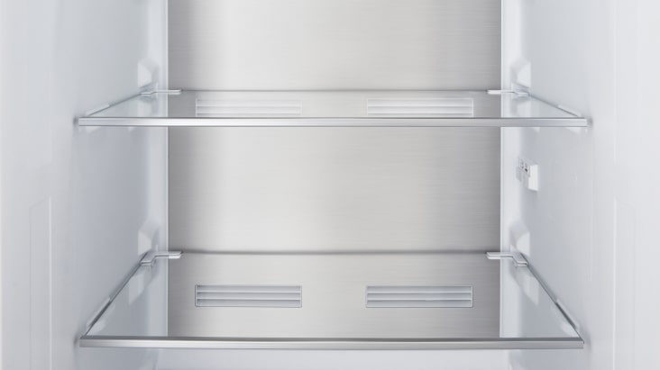 Vista en primer plano del metal fresh que se encuentra en el interior del frigorífico integrable LG con congelador inferior.