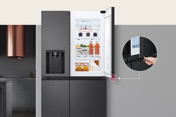 El frigorífico se instala en la pared de la cocina. Puerta frontal abierta del frigorífico debido a la función Door-in-Door™ con una foto ampliada de usar el botón Door-in-Door™ en el lado derecho.