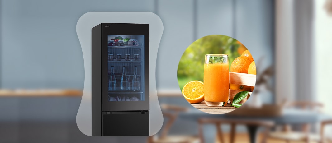 Imagen de un frigorífico colocado en una cocina de tonos amarillos.