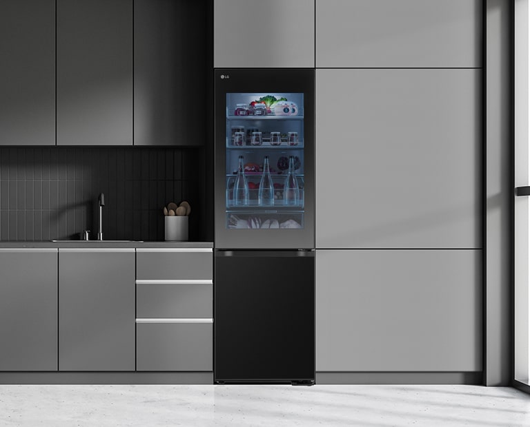 Cocina moderna con un frigorífico que se integra en los armarios y parece un modelo encastrable