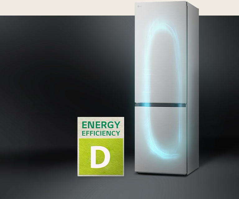 Frigorífico LG plateado a la derecha, eficiencia energética D en verde a la izquierda sobre fondo oscuro.