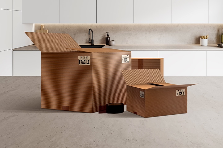 Cajas sobre la mesa de la cocina