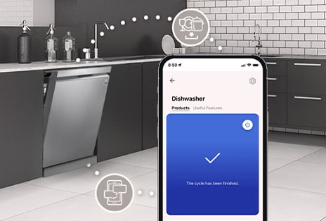 Lavavajillas conectado, ciclo finalizado, mostrado en smartphone en cocina moderna.