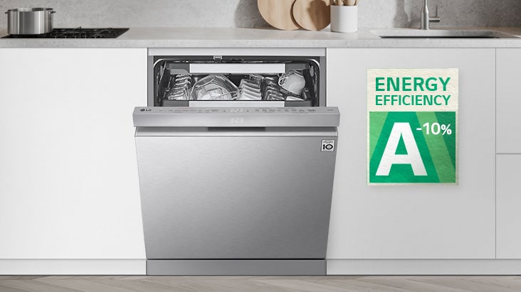 Junto al lavavajillas, con la puerta ligeramente abierta, hay una etiqueta que dice que es un 10% más eficiente energéticamente que el Grado A.