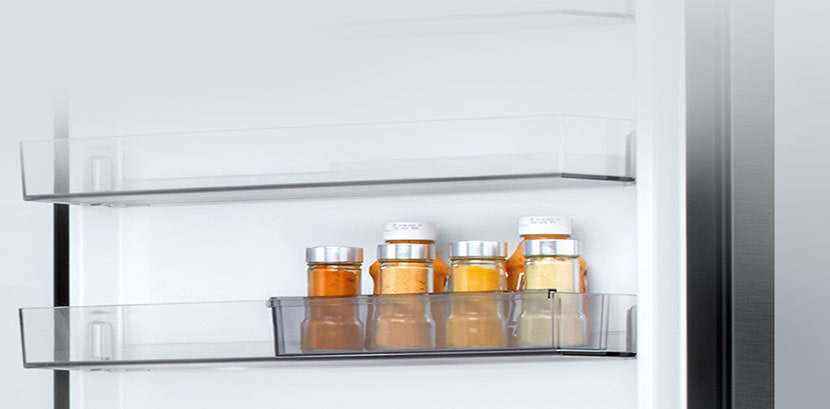 Un cubo móvil dentro del congelador inferior de LG. Tiene capacidad para paquetes de zumo y un recipiente, encima del cajón Fresh Balancer.