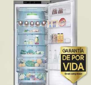 Frigorífico lleno de alimentos frescos con puerta abierta y etiqueta de garantía de por vida