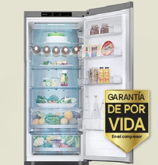 Frigorífico lleno de alimentos frescos con puerta abierta y etiqueta de garantía de por vida