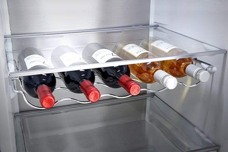 Detalle del botellero con 5 botellas, que permite aprovechar el espacio.