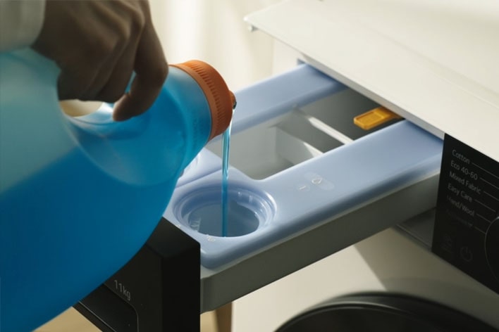 Un vídeo en el que se abre el dispensador y se rellena con detergente.