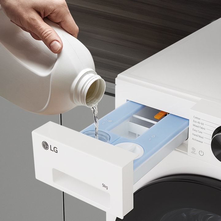 Imagen del detergente colocándose en el dispensador automático.