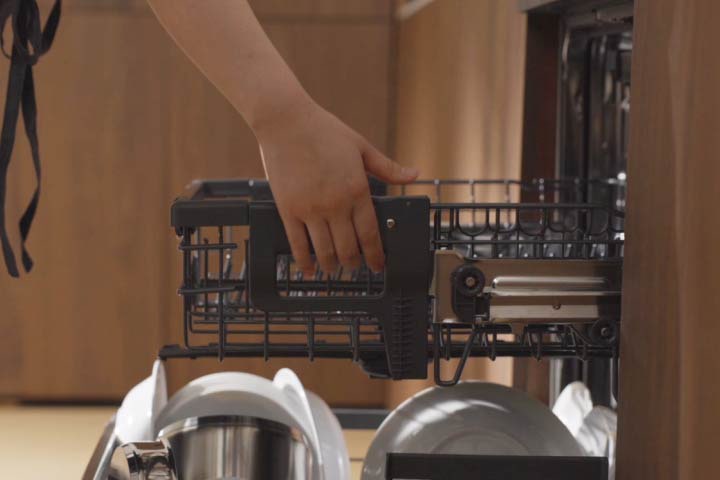 Muestra cómo ajustar las rejillas del lavavajillas integrado LG para que se adapte tu vajilla