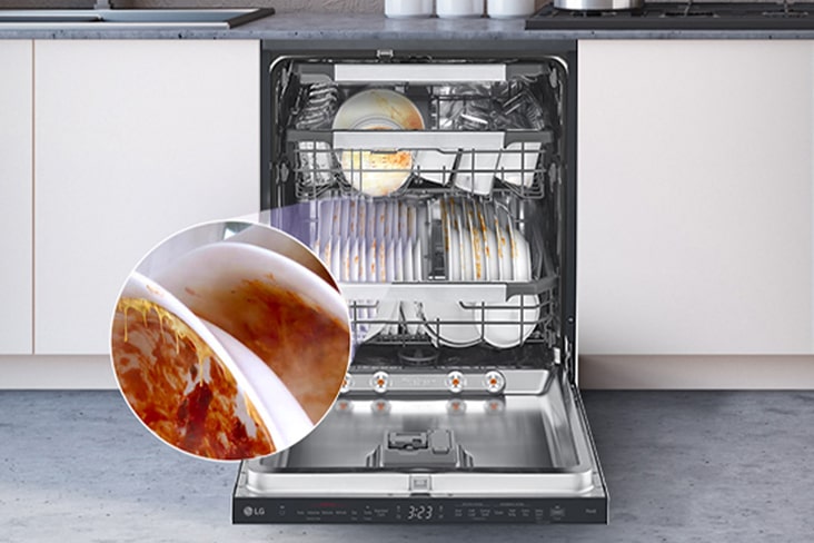 Lavavajillas integrado LG completamente abierto con cestas de platos sucios. Primer plano de un plato sucio, mostrando el potente poder de limpieza.