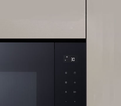 Pantalla LED blanca del horno microondas integrado.