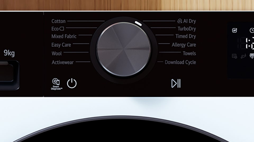 Un vídeo que muestra una secadora LG funcionando en un interior con temática de madera mientras se muestra la función AI Dry.