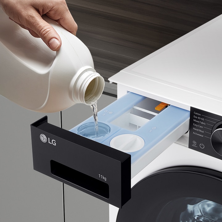 Imagen del detergente colocándose en el dispensador automático.