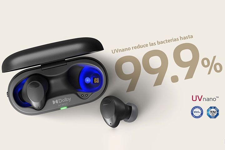 Vista superior del LG TONE Free T90S con la base abierta. Se coloca un auricular en la superficie para mostrar la iluminación UV Nano. El texto se muestra junto a los auriculares.