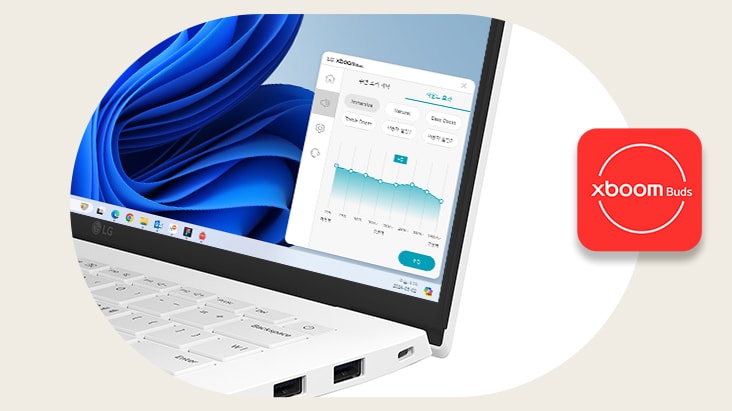 Se muestra una esquina de un laptop blanco LG gram con la pantalla de la app xboom. Al lado de la pantalla, está el ícono de la app xboom.