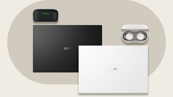 Un estuche negro de xboom Buds se encuentra junto a un laptop negro gram. A la derecha, un gram blanco acompaña a un estuche blanco de xboom Buds, abierto y con los auriculares dentro.