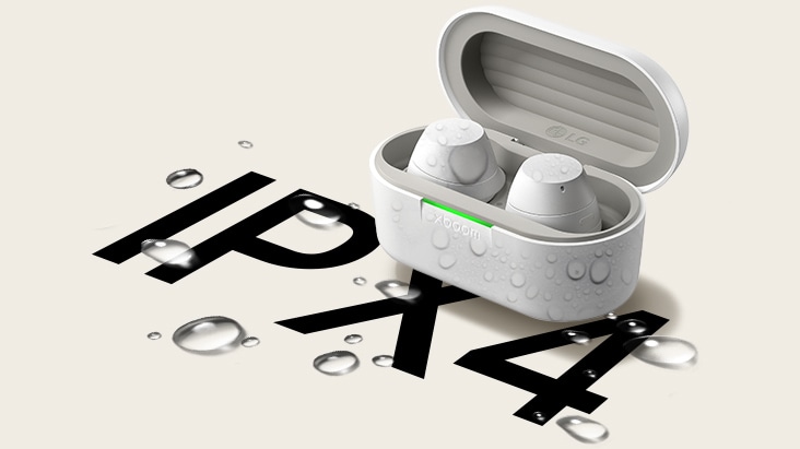 Un estuche blanco de xboom Buds está colocado con su luz encendida y un par de auriculares dentro, en posición diagonal. Debajo del estuche, hay algunas gotas de agua en el suelo, y el estuche está parcialmente salpicado por agua