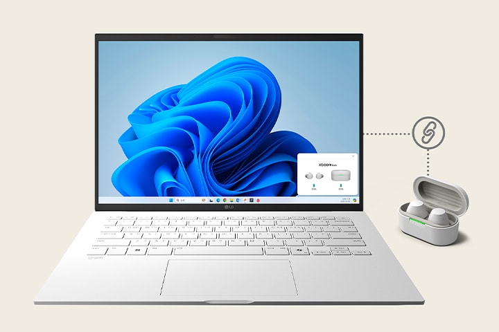 En el centro, un laptop blanco, LG gram, está encendido y muestra la pantalla de conexión de la app xboom Buds en la esquina inferior derecha. Junto al laptop, se encuentra un estuche blanco de xboom Buds con un par de auriculares dentro, y entre ambos, se dibuja un signo de "conectado".