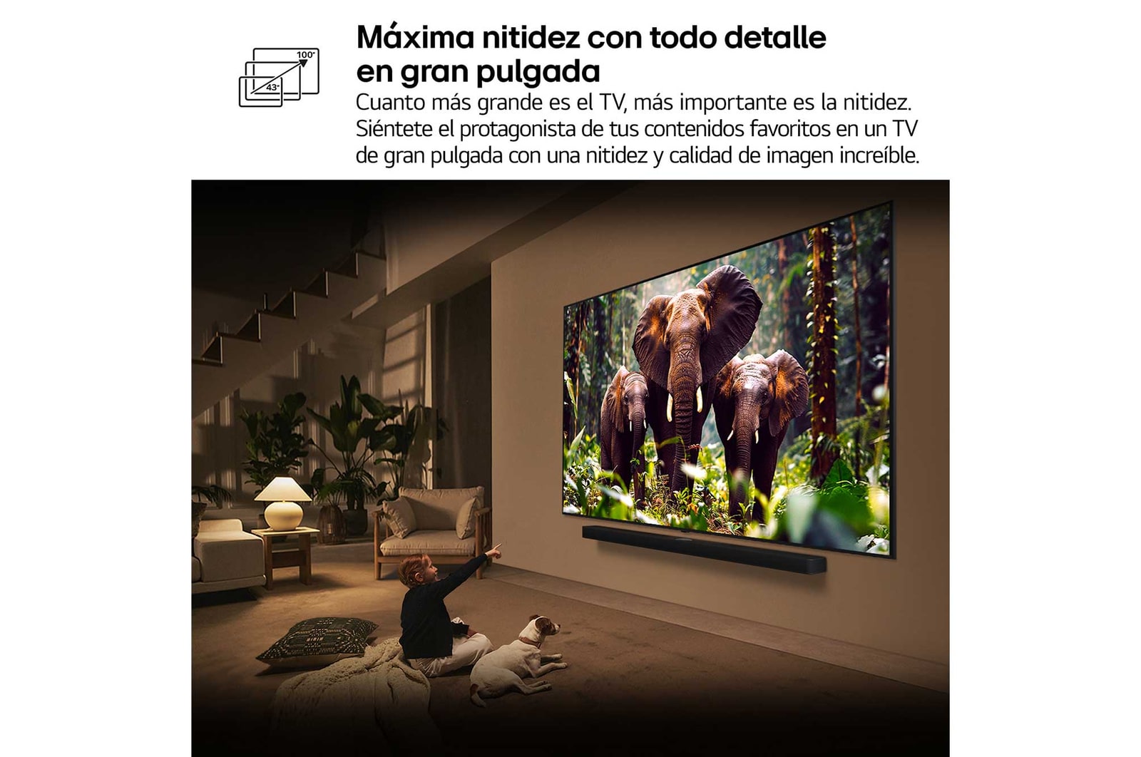 Una niña y un perro están sentados frente a un televisor LG QNED TV montado en una pared con una barra de sonido LG Soundbar. En pantalla muestra a tres elefantes caminando hacia adelante. El título hace referencia a cómo cada acción es más emocionante en una pantalla gigante.