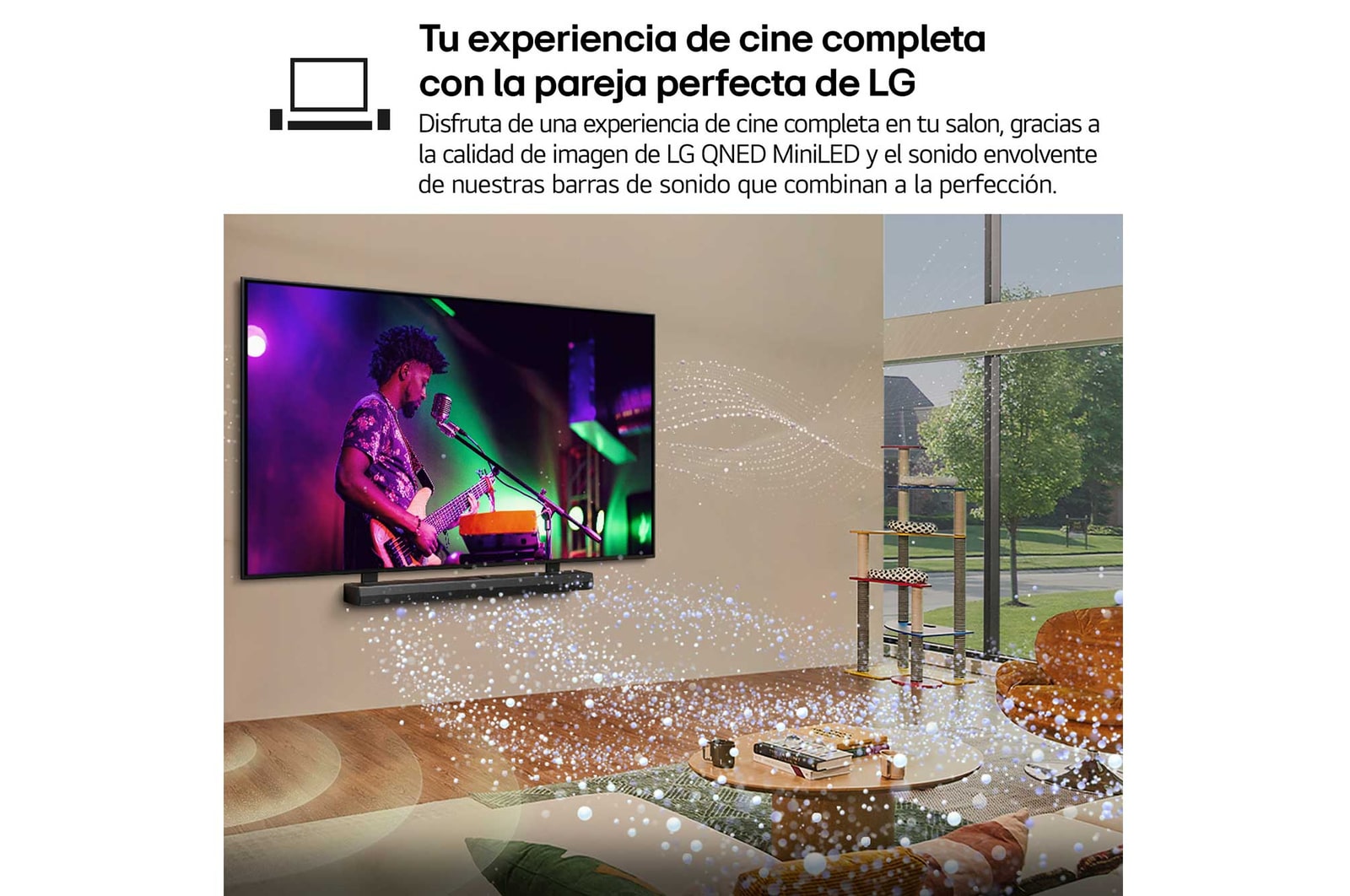 Una niña y un perro están sentados frente a un televisor LG QNED TV montado en una pared con una barra de sonido LG Soundbar. En pantalla muestra a tres elefantes caminando hacia adelante. El título hace referencia a cómo cada acción es más emocionante en una pantalla gigante.