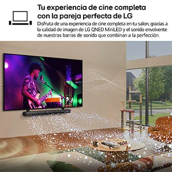 Una niña y un perro están sentados frente a un televisor LG QNED TV montado en una pared con una barra de sonido LG Soundbar. En pantalla muestra a tres elefantes caminando hacia adelante. El título hace referencia a cómo cada acción es más emocionante en una pantalla gigante.