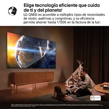 Una niña y un perro están sentados frente a un televisor LG QNED TV montado en una pared con una barra de sonido LG Soundbar. En pantalla muestra a tres elefantes caminando hacia adelante. El título hace referencia a cómo cada acción es más emocionante en una pantalla gigante.