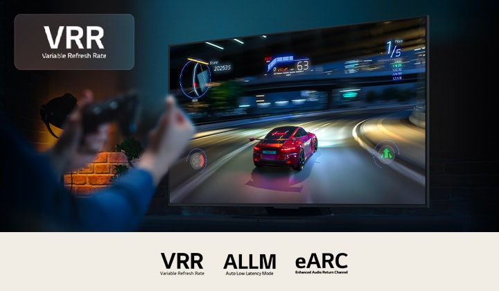 Manos que sostienen un mando de juego delante de una pantalla que muestra un videojuego de carreras de coches. El logotipo VRR está en la esquina superior izquierda, y hay otras certificaciones visibles.