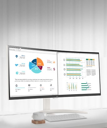 En la mesa hay un monitor que tiene un documento en el que se está trabajando.