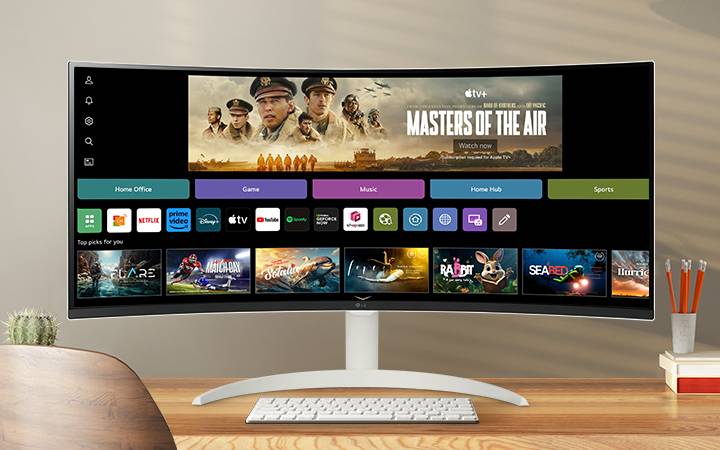 Hay un monitor entima del escritorio, y la pantalla alterna entre mostrar la ventana de inicio de webOS y el escritorio divididoen varias aplicaciones para funciones de Home Office.
