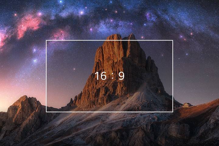 Se reproduce un vídeo en el monitor que transiciona desde un ratio de aspecto 16:9 a un ratio 21:9.