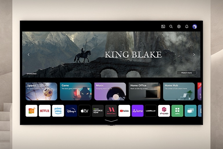 El televisor con la pantalla del LG webOS está en la pared.