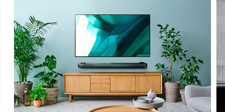 Un carrusel de modelos LG OLED en diferentes escenarios: LG OLED W7 de 2017, fino como el papel de pared, en una habitación de temática natural con plantas y adornos de madera. LG OLED G1 de 2021 con Gallery Stand en un espacio moderno y artístico. LG OLED Pose de 2022 visto desde atrás en una habitación bohemia y de nuevo desde delante en un espacio minimalista. LG OLED Flex en una sala de juegos. LG OLED Easel's Line View en una sala elegante y ornamentada.