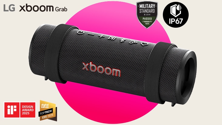 El xboom Grab está colocado en posición diagonal sobre un fondo circular rosa. A la derecha, arriba, están los logos de estándar militar e IP67, mientras que en la esquina inferior izquierda están los logos del premio iF Design y del premio Digital Trend.