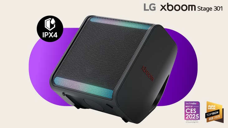 El xboom Stage 301 está colocado sobre un fondo morado, con su luz encendida. En la parte superior izquierda está el logo de IPX4, mientras que en la esquina inferior derecha se encuentran los logos de los premios TechRadar y Digital Trends.