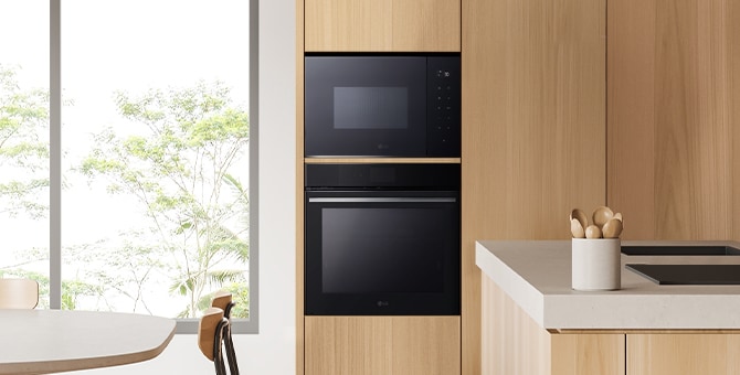 La cuisine avec un micro-ondes encastré